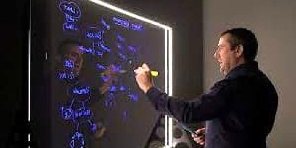 Преимущества и сферы применения прозрачной маркерной видео доски - lightboard